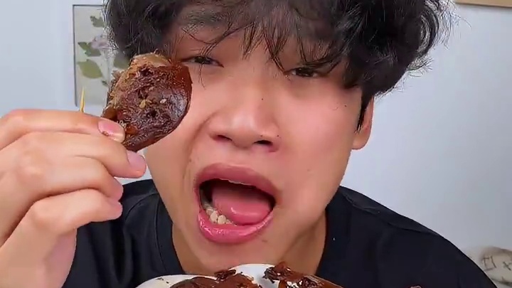 这个湖南的香辣卤鸭头是真的好吃，又香又辣特别过瘾#哎呀妈呀太香了 #追剧必备零食 #超过瘾