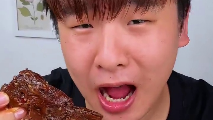 这个香辣卤鸭头是真的辣，但也是真的好吃呀，越吃越辣越吃越想吃！#好吃到停不下来 #追剧小零食 #哎呀