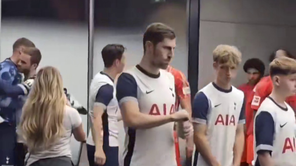 兄弟情深！凯恩重返白鹿巷 与孙兴慜拥抱相谈甚欢