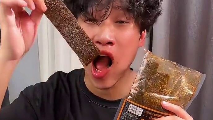 这个黑金辣条真的是又麻又辣，一口下去满嘴爆汁嚼劲十足，太上头了#好吃到停不下来 #妈呀太香了 #零食