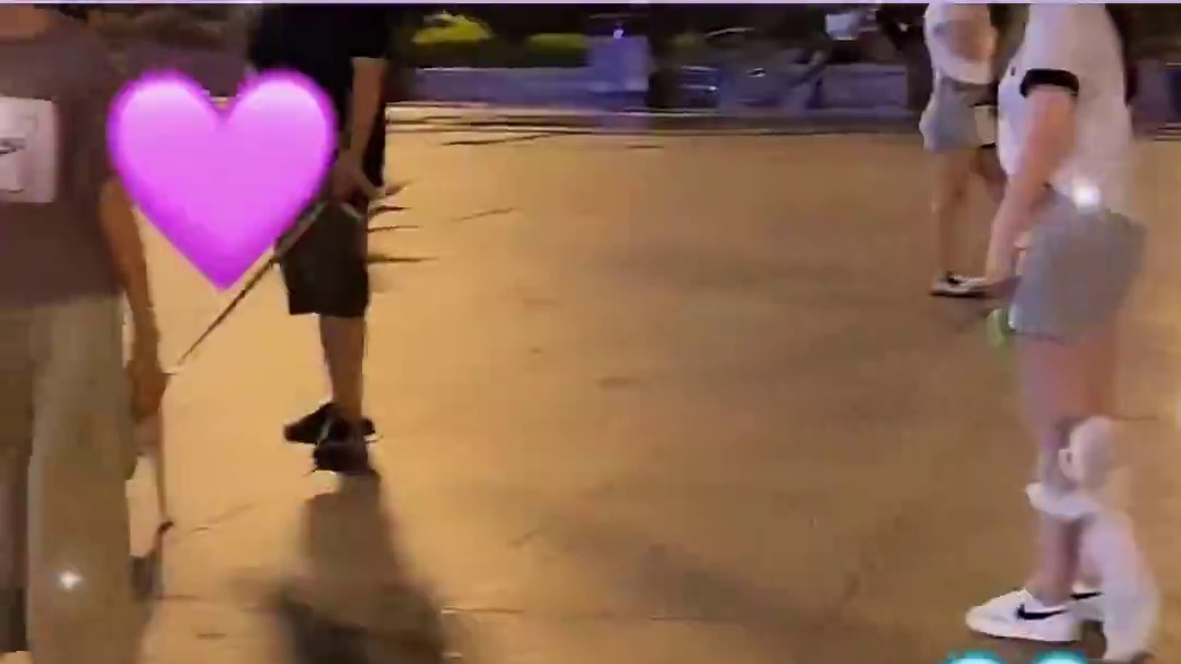 好可爱的修狗啊，还知道抱大腿！！#狗狗 #可爱到爆炸 #萌宠