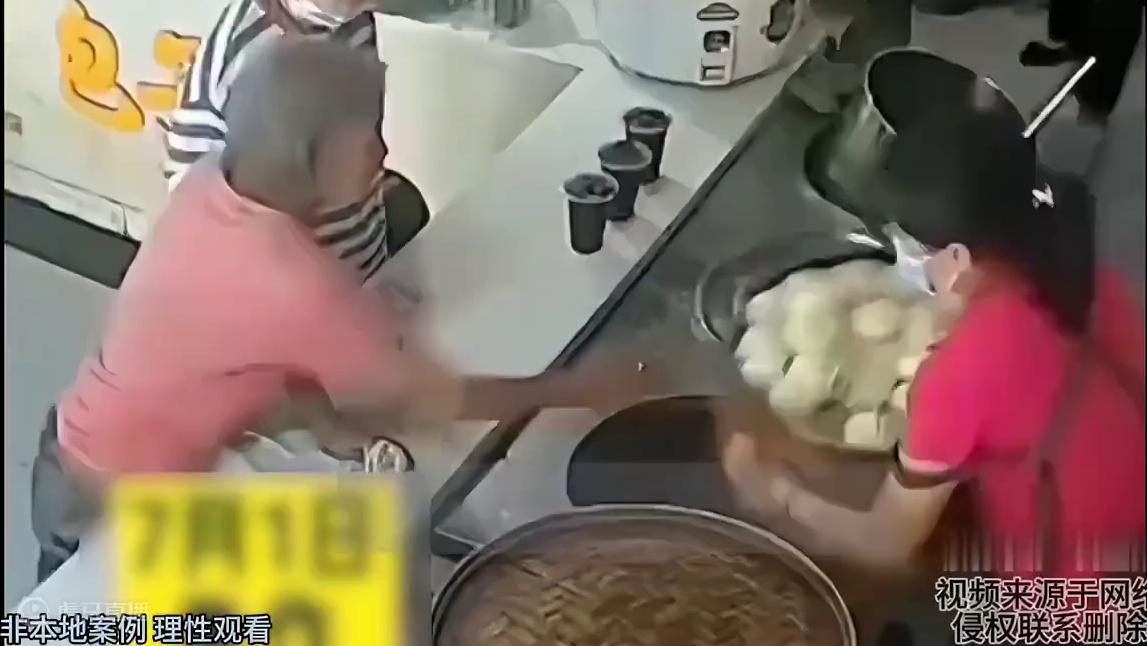 早餐店免费为老人提供包子一年多，老人想自己拿包子被拒绝