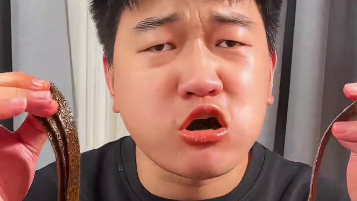 一口下去麻麻辣辣的满嘴爆汁，真的太满足了#好吃到停不下来 #妈呀太香了 #辣条