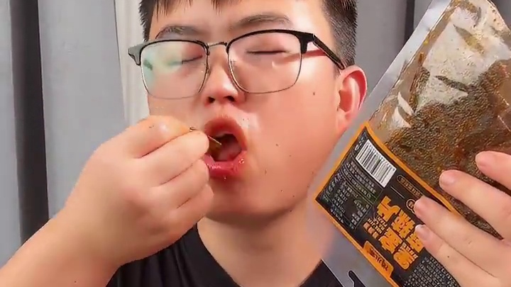 这个黑金辣条真的是又麻又辣，一口下去满嘴爆汁，嚼劲十足#无辣不欢 #妈呀太香了 #好吃到停不下来