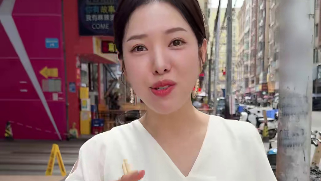 小虎真的太过分了，明明知道我最怕蟑螂的还故意吓我，要不是有蔬果园我刚买的新衣服就直接报废了#外国媳妇