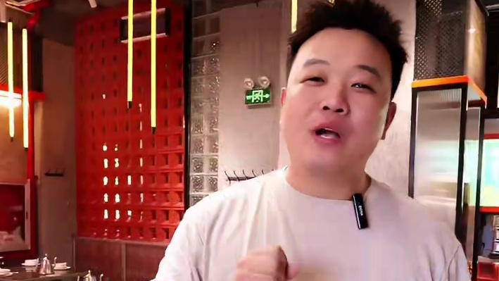 舌尖上的狂欢！馕坑烤羊腿让你尽情享受吃肉的快感  #花小蛮坑烤羊 #美食探店 #馕坑烤羊腿 #特色烤