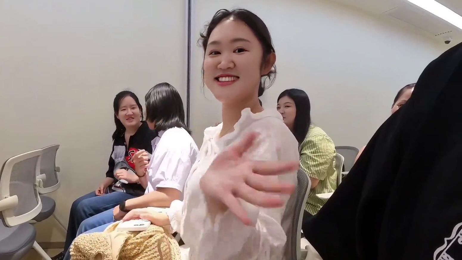 欧巴帮忙记录了我工作的一天 跟一群对的人在一起就是会很开心啊！！！#中韩夫妇 #跨国婚姻  #工作花