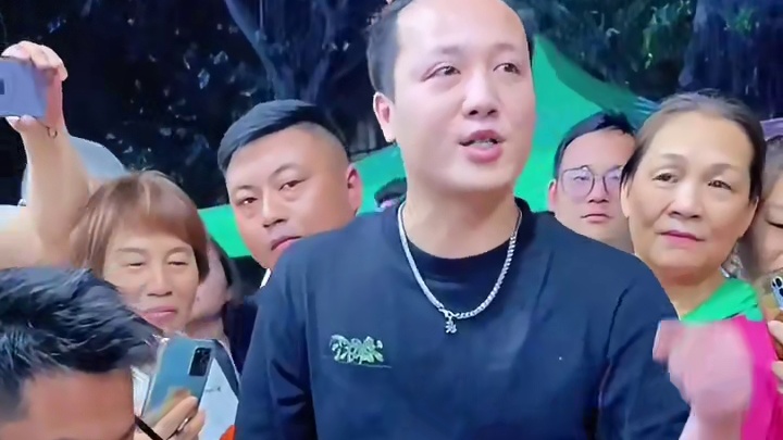 湖南帅哥要打破八戒的记录！他能成功吗？#螺蛳粉 #外国人被中国夜宵文化硬控了