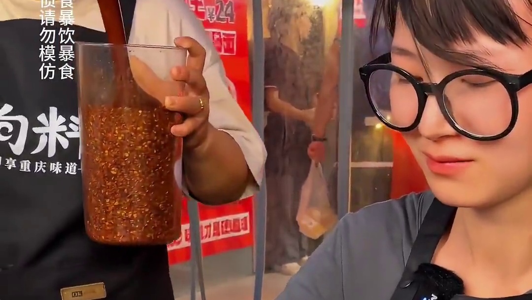 美女上次吃了2斤半，这次挑战辣得跳，太厉害了！#这一碗好过瘾 #妈呀太香了 #好吃到停不下来 #重庆