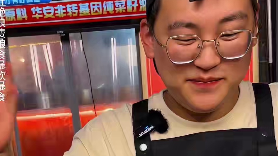 摄影师辣度挑战，“复仇”回来？这次辣得笑能成功吗？#重庆小面 #重庆美食 #这一碗好过瘾#妈呀太香了