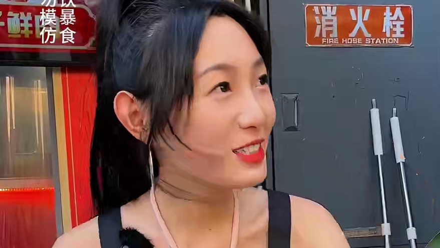 1米74山东美女挑战辣得笑，颜值也太高了吧，这面嗦得是真过瘾！#重庆小面 #重庆美食 #这一碗好过瘾