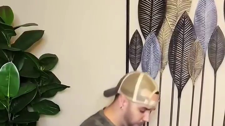 怪物用胶带恶搞主人，胆子简直越来越大了！ #看一遍笑一遍 #意想不到的结局 #这操作都看傻了 #万万