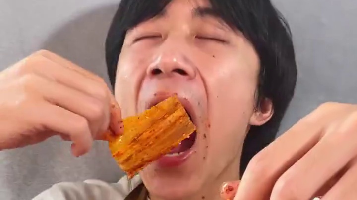 这个手撕豆皮撕着吃真的太好吃了吧，咸香香辣的，真的很绝#好吃到停不下来 #无辣不欢 #辣条 #零食推