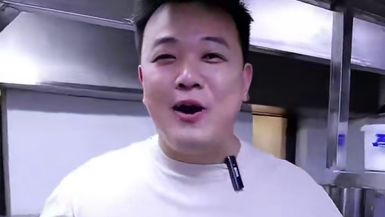 美味鲜香，激发味蕾！花小蛮坑烤羊腿让你欲罢不能  #花小蛮坑烤羊 #美食探店 #馕坑烤羊腿 #特色烤