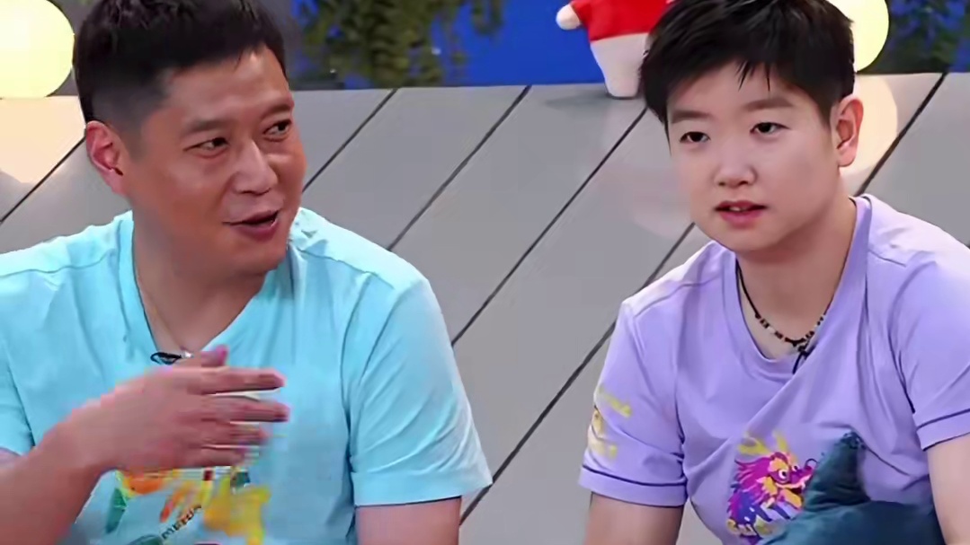 孙颖莎在打封闭训练时哭了，邱指导称莎莎下来后对她进行了开导。莎莎却调侃说道：“没有没有没有开导”，这