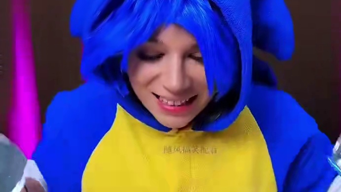 薯片袋里藏的秘密，美女最后直接崩溃了！ #看一遍笑一遍 #老外真会玩 #这操作都看傻了 #哈哈哈哈娱