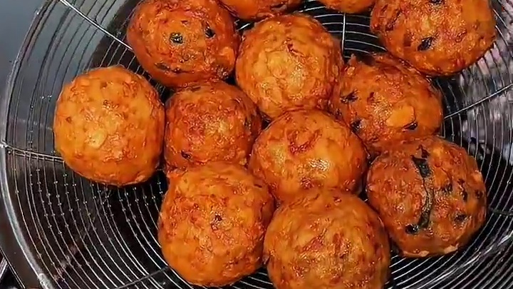 深受家里人喜欢的狮子头，他们家厨房很干净一眼看得见的那种，回家自己煮一下就能吃，十几年的上海老店了#