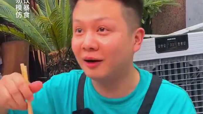 四川小伙专程来挑战，4两只吃了4分饱？#重庆小面 #重庆美食 #这一碗好过瘾 #妈呀太香了 #好吃到