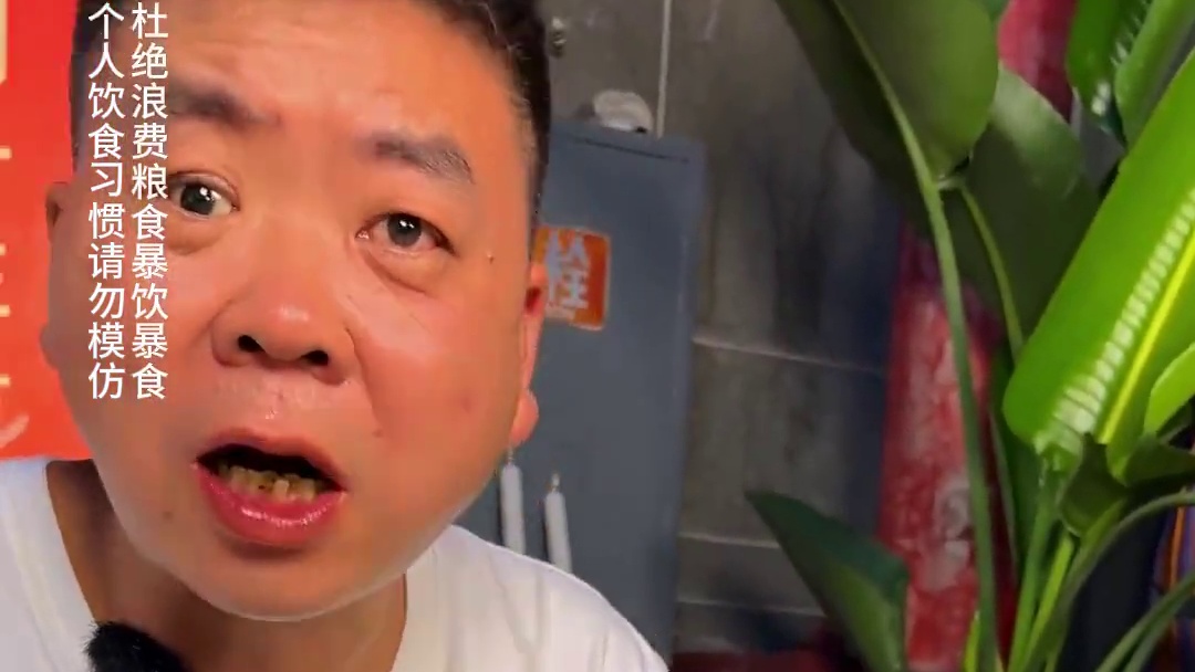 大哥挑战辣得笑，说不辣真的不辣！
#重庆小面 #重庆美食 #这一碗好过瘾