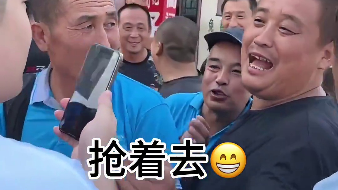 勤劳的叔叔像你们致敬 勤劳的叔叔像你们致敬，用双手撑起整个家，用肩膀扛起男人的责任和担当，值得每一个