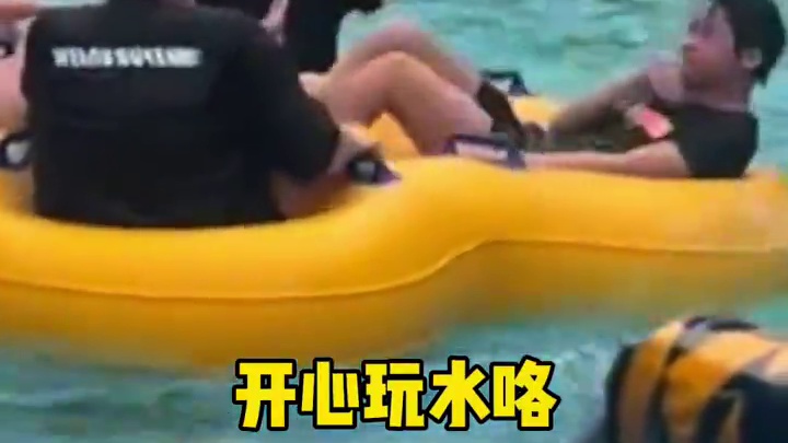 曾经的婵宝不舍得花钱去玩，如今陈艺文师姐陪她去动物园游乐园，一玩到底