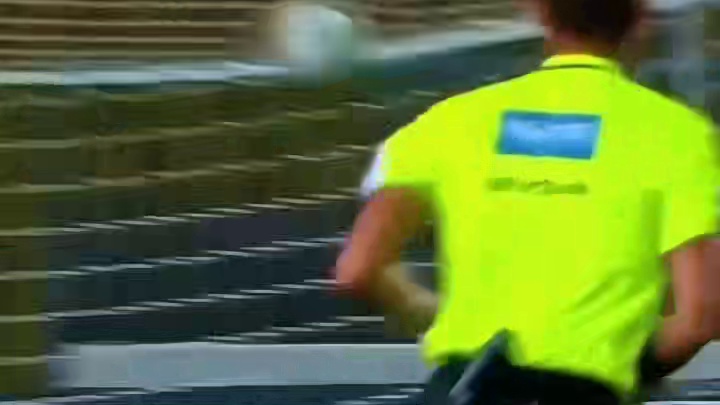 经典的庆祝动作，向对面的球迷敬个礼