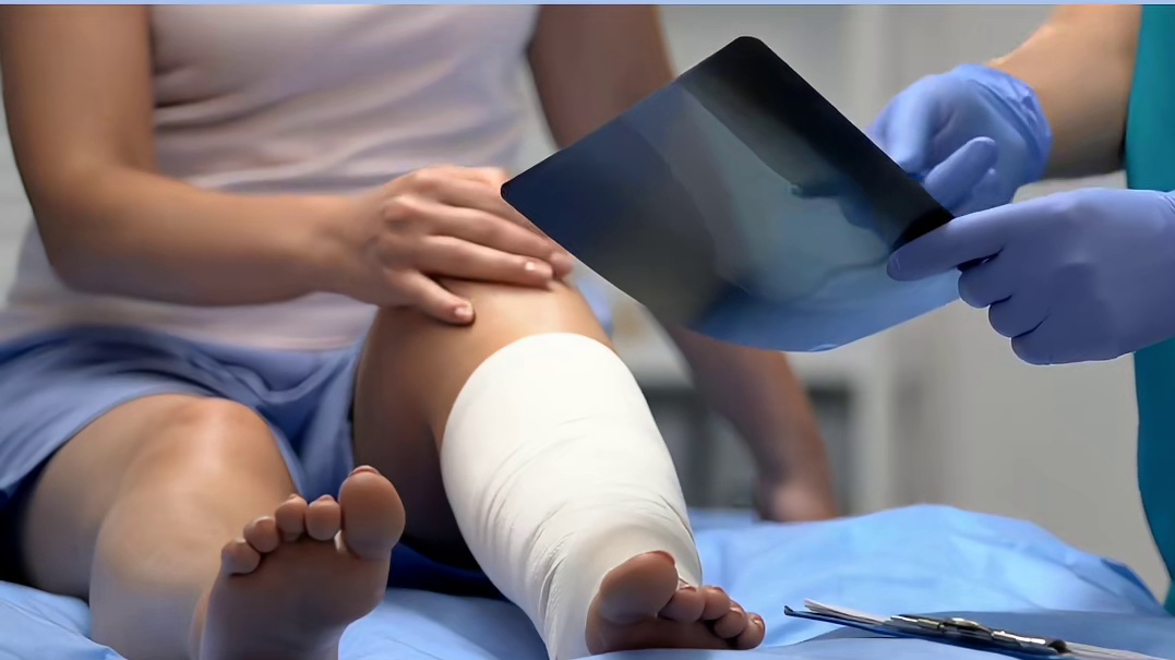 女子模仿网红晒背，惨遭汽车辗轧！