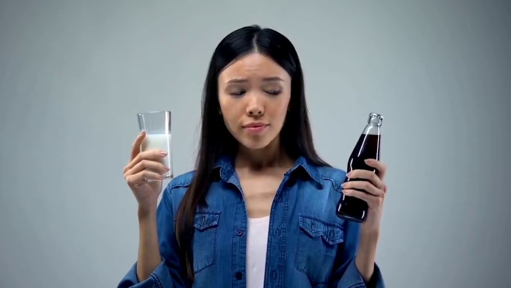 男子喝碳酸饮料，牙齿喝出“黑洞”！