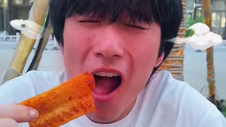 喜欢吃辣的宝子们一定要试试这个，湖南人吃了都说辣的爆辣豆皮#妈呀太香了 #解馋 #零食推荐