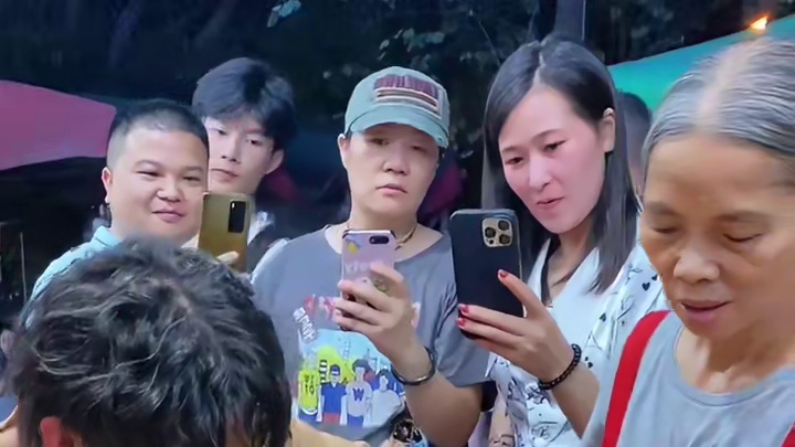 广东靓仔挑战10碗爆辣螺蛳粉~竟然比湖南还要能吃辣？这次阿姨亏多少箱？#螺蛳粉