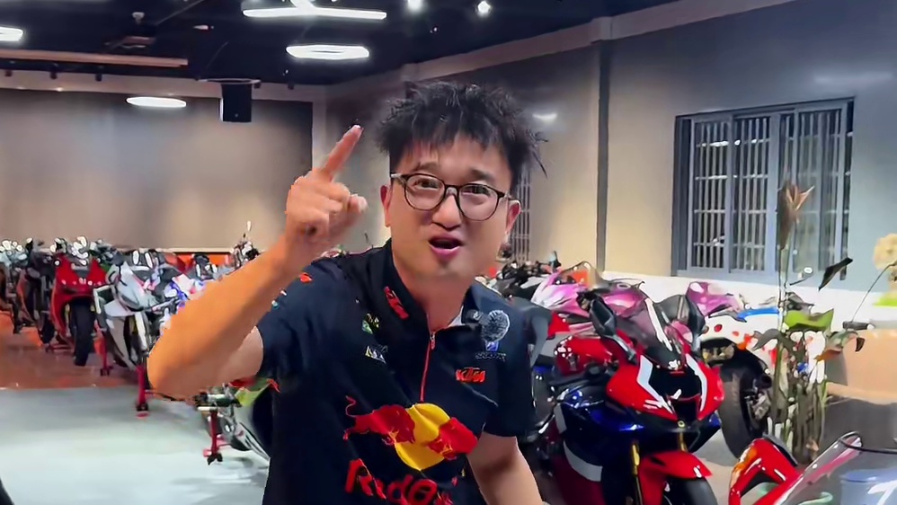 带大家看一下老男孩的梦想车库？应该是全国第二大的私人车库吧？ 年龄大了，难道就不骑防赛吗？50岁的波