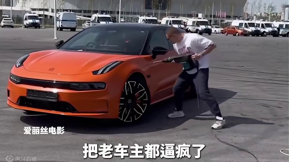 前脚买完新车，第二天车企出新款，半年换三代，把老车主都逼疯了 #社会新闻 #新能源汽车