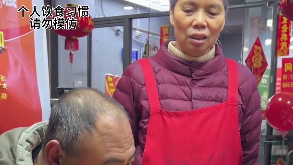 河北“辣王”又双叒叕来踢馆了~这次挑战9两加1斤小米辣~你觉得他能拿多少奖金？#螺蛳粉