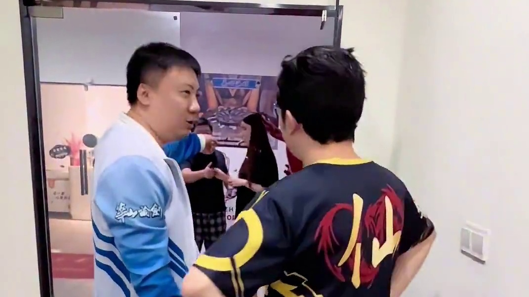 选手休息室第一视角：瑟瑟发抖的女巫，毒人的时候有多纠结！（8月18日常规赛第四十二轮第二局）
#狼人