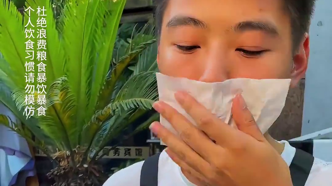 小伙挑战4两面路人说少，一喊他来又说吃不了这些！#重庆小面 #重庆美食 #这一碗好过瘾  #好吃到停