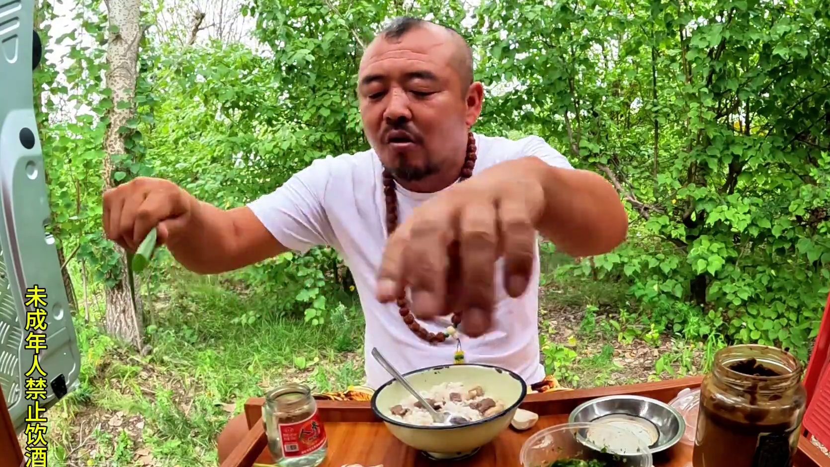 沙大厨吃牛肉泡米饭高兴了，又开始胡说八道，这可咋整#户外美食 #户外生活 #露营美食 