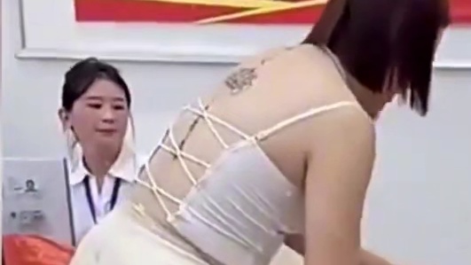 女子拿着手里的离婚证，心里乐开了花，喊着：离婚了，离婚快乐