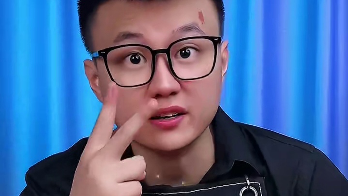 看我一口吃完超大果冻！！#超大果冻 #测评 #网红零食测评 #宝藏零食推荐 #超大零食分享