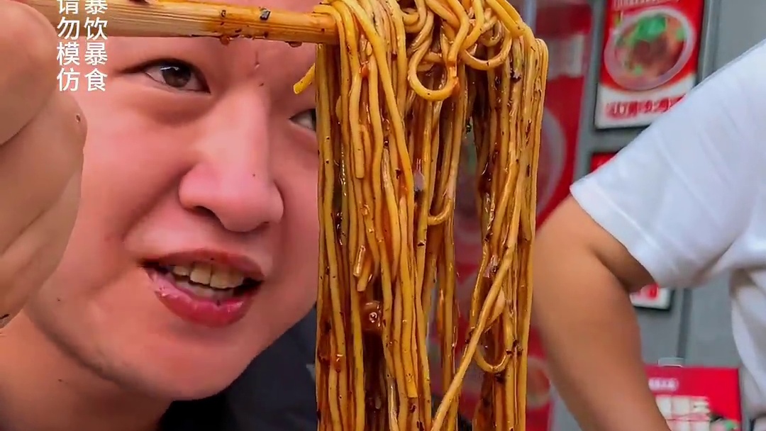 帅哥本来想挑战1斤，结果端上来傻眼了，6两都这么多！#重庆小面 #豌杂面 #美食#妈呀太香了 #重庆