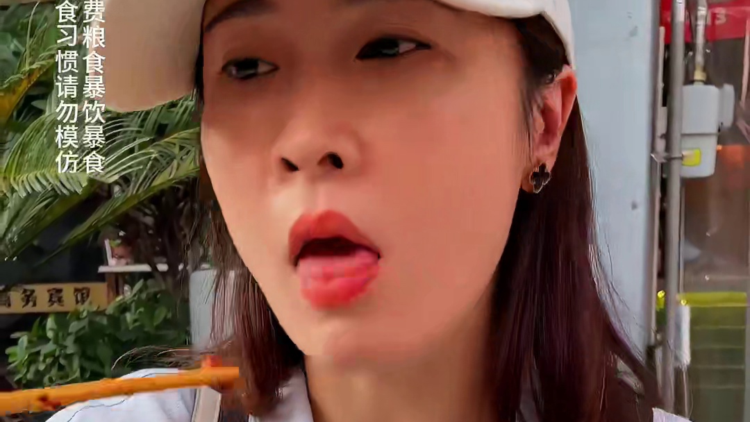 不愧是生吃辣椒的女勇士，想挑战辣得哭？#重庆小面 #重庆美食 #这一碗好过瘾