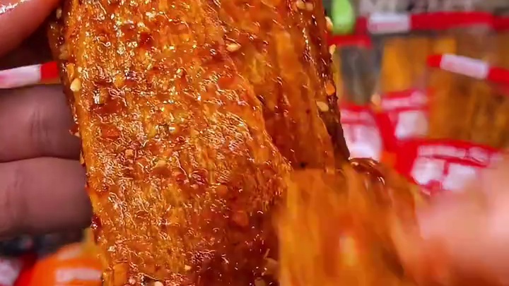 平时休闲追剧撕着吃这个爆辣豆皮真的太绝了，咸香香辣#好吃到停不下来 #无辣不欢 #零食推荐 #辣条