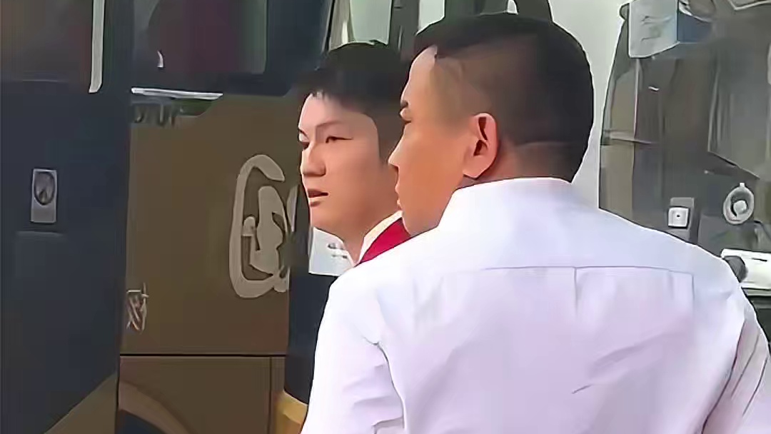 东哥出席表彰大会，颜值堪比男模