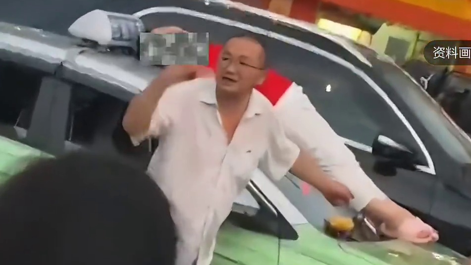 女子与司机争吵，爬上车顶脱衣热舞！