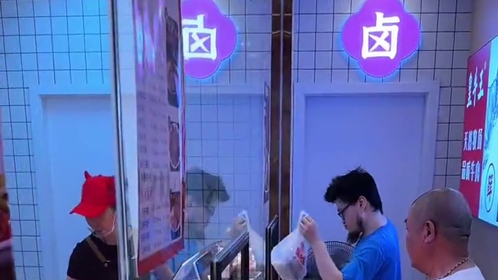 头发都没整给你们找好吃的，非遗摊煮是认证下来的，那个大骨煮汤巨好吃！很鲜#美食探店 #省饭课代表 #