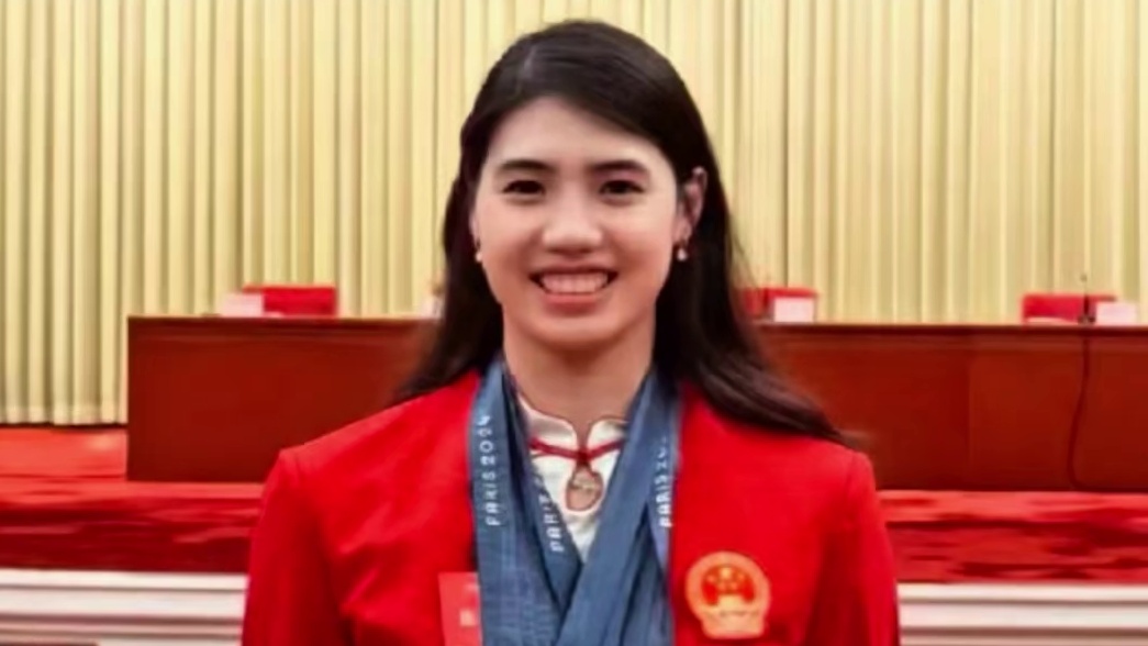 张雨霏你已经很让我们自豪了，你参加的国际大赛还从未下过领奖台 #张雨霏 #表彰大会