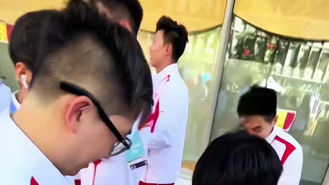 “孙颖莎的人气到底有多高？会场外努力签名合影的莎宝”#孙颖莎 #国乒