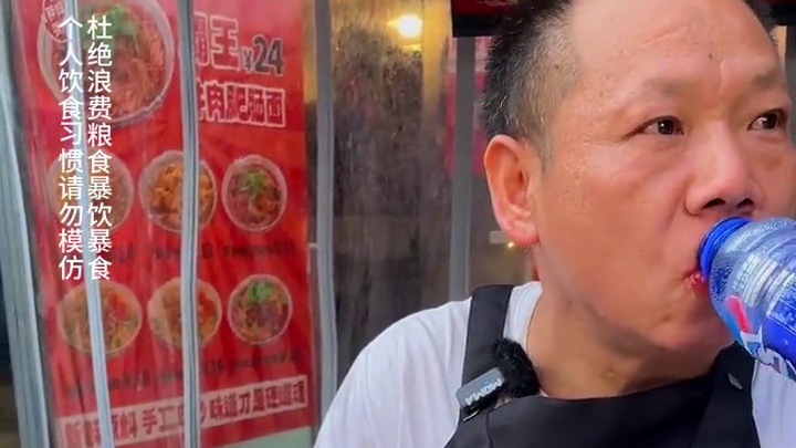 大哥挑战6两面，吃完还要去赶火车，这来去匆匆能成功吗？#重庆小面 #重庆美食 #这一碗好过瘾 #妈呀