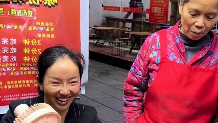 贵州美女大老远过来挑战3两螺蛳粉~你觉得他能挑战成功吗？ #螺蛳粉