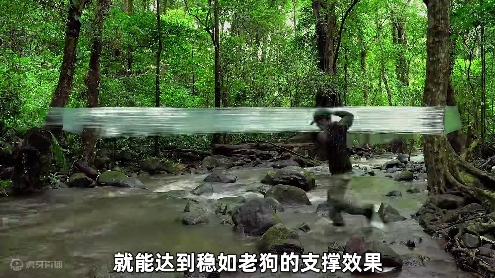 小伙利用保鲜膜打造跨河庇护所 #野外建造 #保鲜膜庇护所