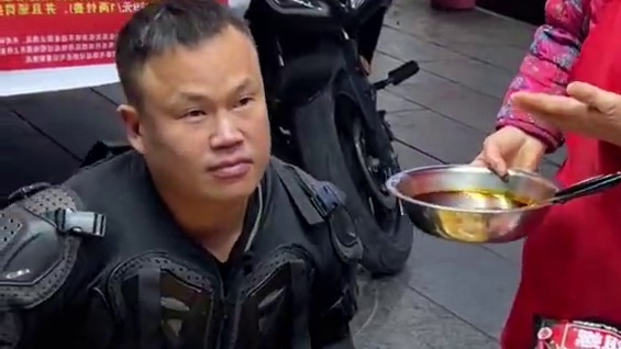 桂林帅哥竟然一个辣椒配一碗螺蛳粉？#螺蛳粉 #辣椒